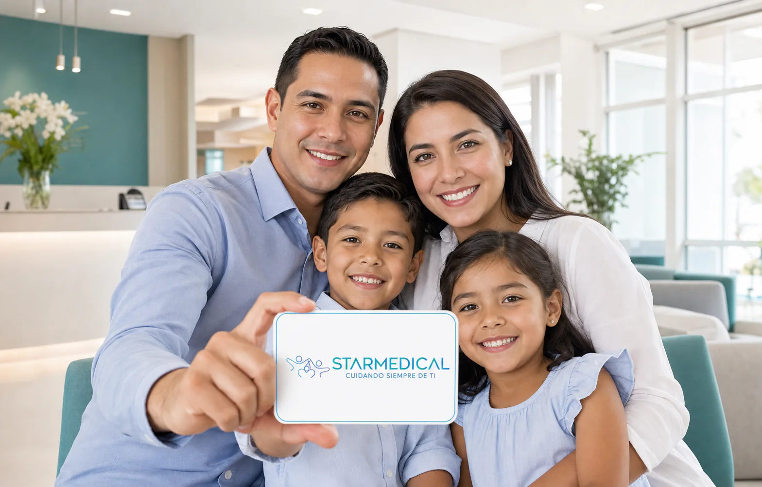 Familia presentando una membresía STARMEDICAL en un centro médico