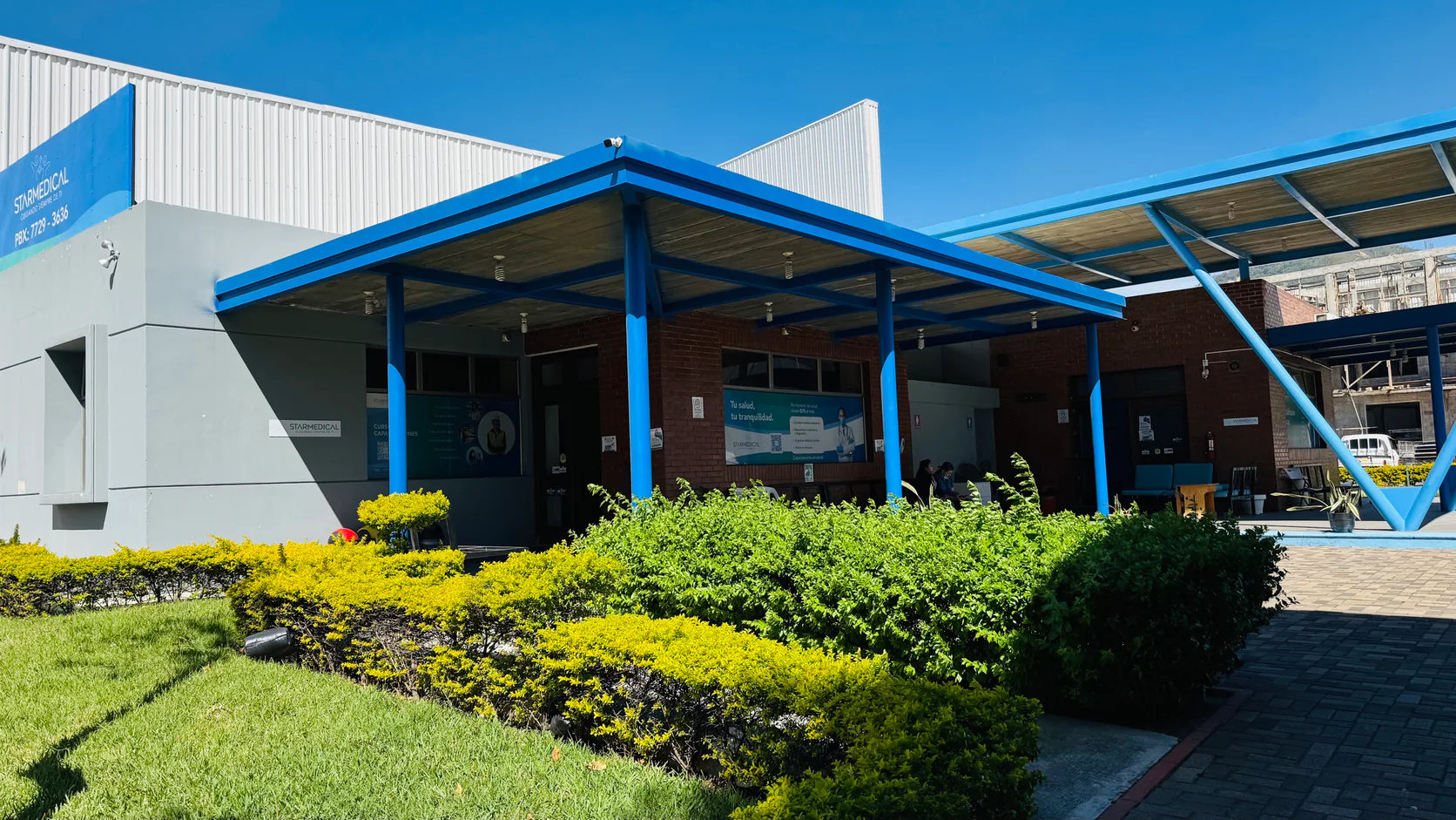 Fachada del centro médico STARMEDICAL en el Parque Industrial Michatoya